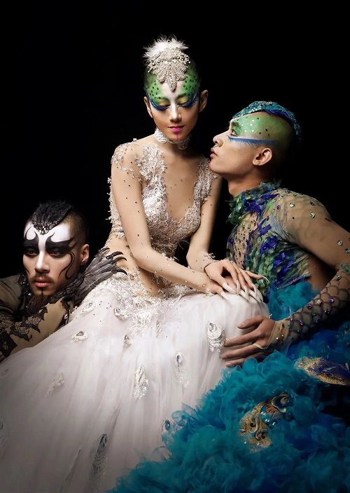 Nữ diễn viên phim Anh hùng xạ điêu mặc gợi cảm bên bạn diễn. Ảnh: Thể Thao Văn Hóa.