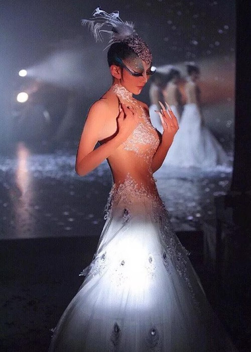 Vóc dáng của Dương Lệ Bình ở tuổi U70 khiến nhiều người ngưỡng mộ. Cô sở hữu thân hình thon gọn, quyến rũ. Ảnh: Tiền Phong.