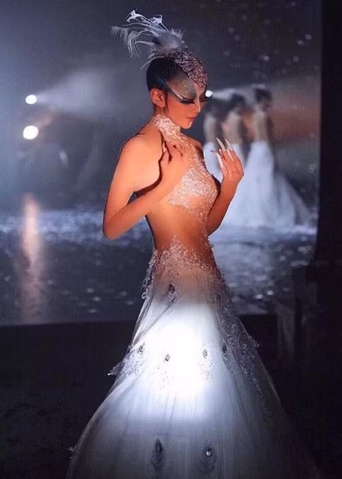 Vóc dáng của Dương Lệ Bình ở tuổi U70 khiến nhiều người ngưỡng mộ. Cô sở hữu thân hình thon gọn, quyến rũ. Ảnh: Tiền Phong.