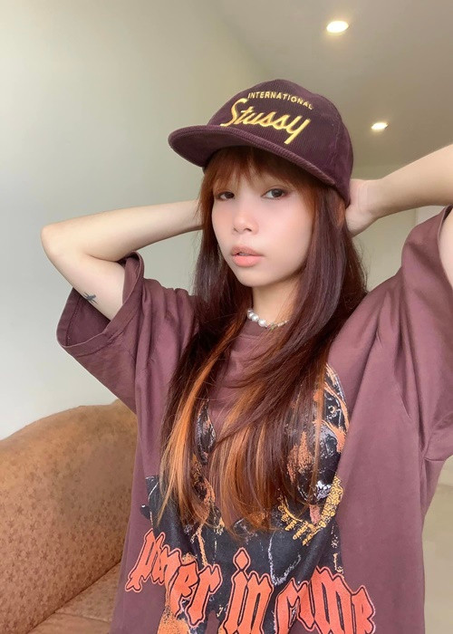 Liu Grace tên thật là Trần Nguyễn Thanh Nhi, sinh năm 1999. Theo Zing, cô là một nhân viên văn phòng bình thường trước khi xây dựng sự nghiệp ca hát. Ảnh: FBNV.