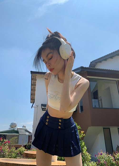 Nữ rapper chuộng trang phục hở eo.