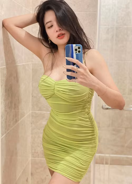 Người đẹp sinh năm 1990 còn đoạt giải Vàng cuộc thi tìm kiếm người mẫu Ngôi sao Tương lai năm 2012 và lọt top 8 cuộc thi Siêu mẫu châu Á 2013.