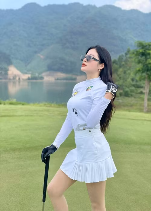 Người đẹp chia sẻ trong cuộc phỏng vấn với Sức Khỏe và Đời Sống, khi chơi golf, cô không chỉ biết thêm kiến thức, học được môn thể thao mới mà còn có thêm cơ hội về công việc, những mối quan hệ mới.