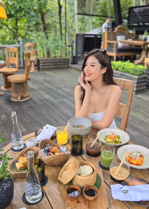 Người đẹp khoe bữa sáng sang chảnh trong một chuyến du lịch Bali.