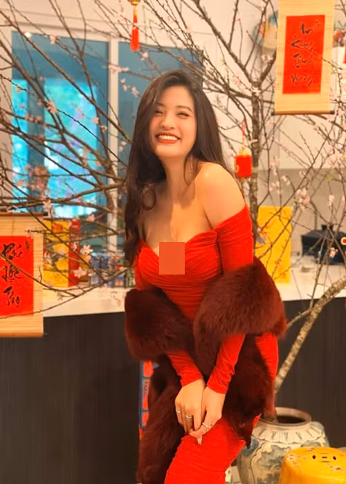  Phan Hoàng Thu chia sẻ trên Arttimes, một người đàn ông đi xe máy áp sát cô suốt một đoạn đường và nhìn cô chằm chằm. Sau đó, tên này với tay giật túi của Hoàng Thu. Khi không giật được túi, hắn nắm tóc Hoàng Thu giật lại khiến cô suýt ngã ngửa.