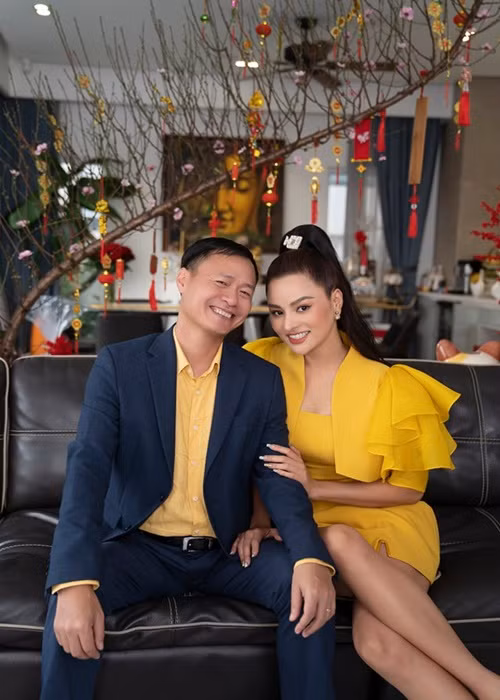 “Chúng vào nhà tôi, lấy trộm hết những món đồ có giá trị ở tầng trệt như máy ảnh, laptop, rượu quý...”, cô chia sẻ. Ảnh: FBNV.