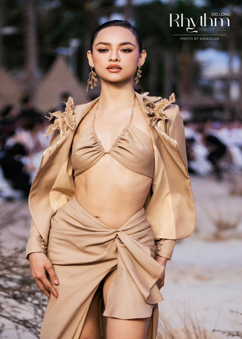 Do có vòng một khá khiêm tốn, nàng hậu quyết định nâng ngực. Ảnh: FBNV.