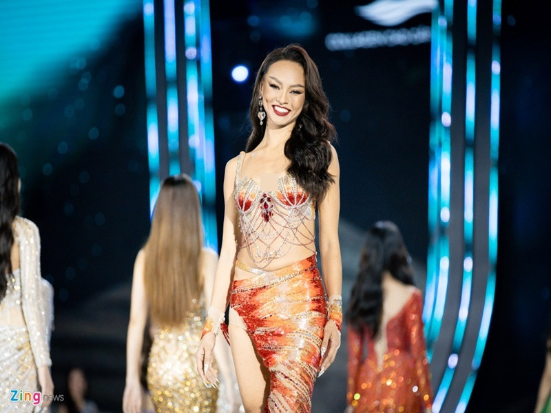 Để hoàn thiện vẻ ngoài, nàng hậu quyết định sửa mũi, cắt mí và nâng ngực. Ảnh: Zing.