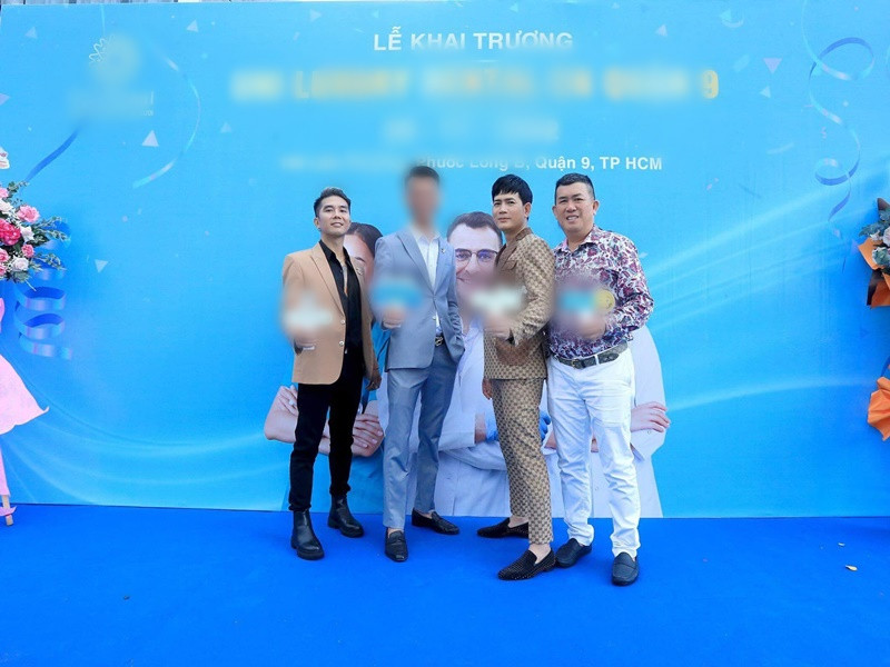 "Thu nhập chính của tôi là ca hát và kinh doanh. Tôi vừa mở thêm chuỗi nha khoa chất lượng cao tại các quận ở TP.HCM, tương lai là ở các tỉnh thành. Mọi người hay trêu tôi là “ông trùm bất động sản”. Tôi không dám nhận, tôi thuộc tuýp người may mắn, mua được những miếng đất giá lên theo thời gian", giọng ca Tôi là tôi chia sẻ trên Dân Việt. Ảnh: FBNV.