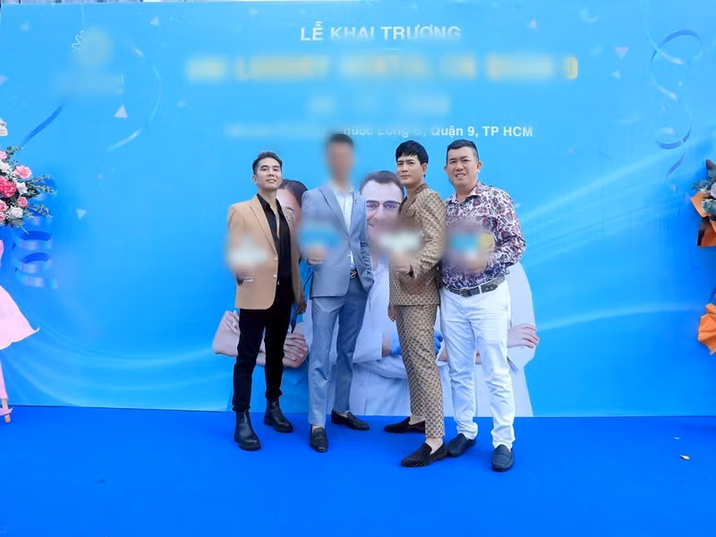 "Thu nhập chính của tôi là ca hát và kinh doanh. Tôi vừa mở thêm chuỗi nha khoa chất lượng cao tại các quận ở TP.HCM, tương lai là ở các tỉnh thành. Mọi người hay trêu tôi là “ông trùm bất động sản”. Tôi không dám nhận, tôi thuộc tuýp người may mắn, mua được những miếng đất giá lên theo thời gian", giọng ca Tôi là tôi chia sẻ trên Dân Việt. Ảnh: FBNV.