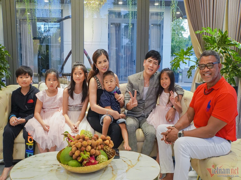 Ông Terry Wilson - y tá người Mỹ sống ở nhà Quách Thành Danh để chăm sóc con trai út của nam ca sĩ - bé Tuấn Nhiên. Do bị bệnh tim, bé Tuấn Nhiên từng phẫu thuật lúc mới hai ngày tuổi. Ảnh: Vietnamnet.