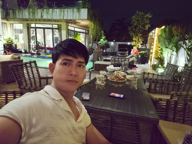 Quách Thành Danh đang ở biệt thự 35 tỷ bên vợ con. Ảnh: FBNV.