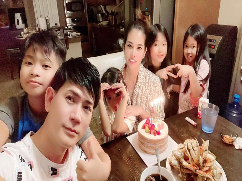 Vợ chồng Quách Thành Danh có 5 người con chung. Năm 2019, nam ca sĩ đưa gia đình sang Mỹ định cư. Tháng 4 vừa qua, Quách Thành Danh cùng vợ con trở về Việt Nam sinh sống. Ảnh: FBNV.