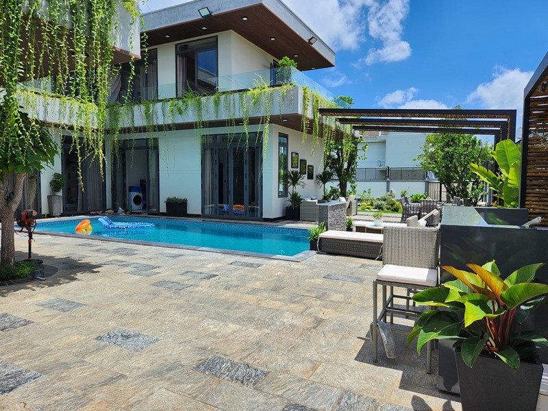 Nam ca sĩ chia sẻ trên Vietnamnet, có 14 người đang sống trong nhà gồm gia đình Quách Thành Danh, 6 người giúp việc và 1 y tá người Mỹ. Ảnh: FBNV.