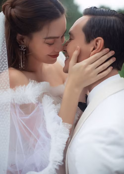 "Bây giờ cũng không biết phải làm đám cưới như thế nào. Làm một cái đám cưới nhỏ thì không ổn mà làm to thì cũng không xong. Đó là lý do dù Kim Lý đã nhiều lần hối thúc tổ chức một tiệc đám cưới nhưng tôi vẫn còn đang lưỡng lự", bà mẹ ba con chia sẻ. Hiện tại, Hà Hồ và Kim Lý có hai con chung sinh đôi. Ảnh: FBNV.