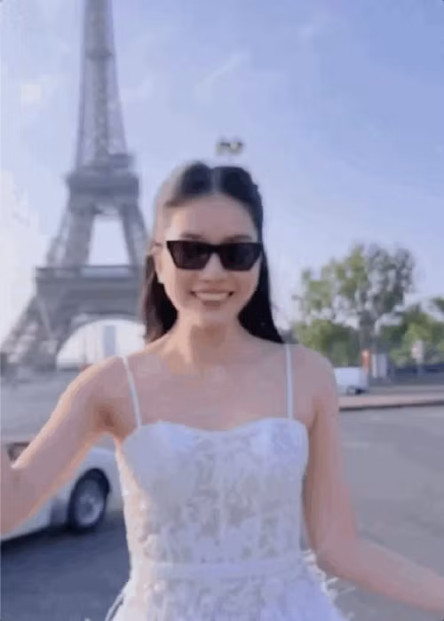 Cách đây ít ngày, Phương Anh hé lộ khoảnh khắc diện váy cô dâu ở Paris, Pháp. Không ít người cho rằng nàng hậu chọn Pháp để chụp ảnh cưới. Ảnh: Saostar.