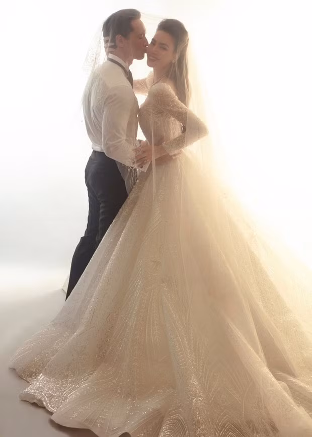 Thông tin đám cưới của Hồ Ngọc Hà - Kim Lý khiến người hâm mộ của cặp đôi vô cùng vui mừng. Năm 2022, chia sẻ trên Người Lao Động, Hà Hồ cho biết, dù ghi nhận sự hối thúc của khán giả và của cả Kim Lý nhưng đến nay, cô vẫn chưa quyết định được có nên tổ chức một đám cưới hay không. Ảnh: FBNV.