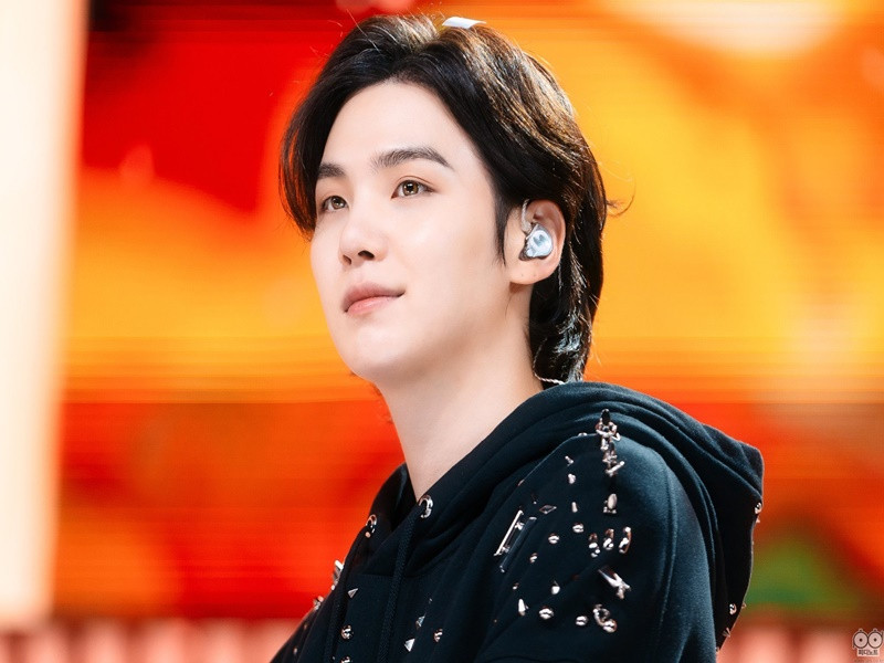 Nhiều sản phẩm solo của Suga được chú ý. Video âm nhạc Daechwita của nam ca sĩ chỉ mất hơn 2 năm, 6 tháng và 12 ngày để đạt mốc 400 triệu trên kênh Youtube. Theo VTV, nhờ Daechwita, Suga là nam nghệ sĩ solo Hàn Quốc thứ hai trong lịch sử, sau PSY, vượt qua 400 triệu lượt xem với một video âm nhạc không phải OST trên YouTube. Ảnh: Zing.