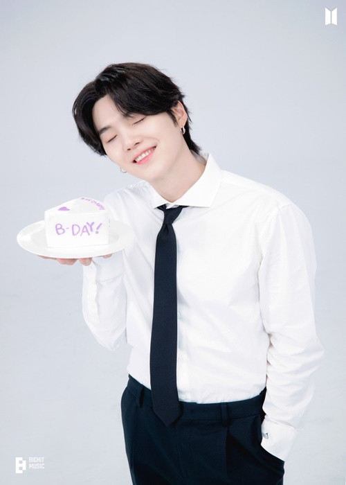 Năm 2010, Suga giành vị trí thứ hai trong một cuộc thi rap do công ty Big Hit Entertainment tổ chức. Ban đầu, nam ca sĩ gia nhập công ty với vai trò sản xuất nhạc. Sau đó, Suga được chuyển qua đào tạo để trở thành thành viên của nhóm BTS. Ảnh: Hoa Học Trò.