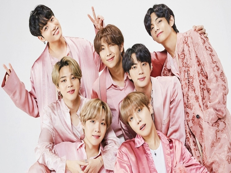 Ngoài Suga, nhóm BTS còn gồm Jin, J-Hope, RM, Jung Kook, Jimin và V. Những năm qua, nhóm nổi tiếng toàn cầu. Theo Báo Giao Thông, BTS đứng đầu hàng loạt bảng xếp hạng âm nhạc trên thế giới, tổ chức các chuyến lưu diễn vòng quanh thế giới thành công và hợp tác với nhiều nghệ sĩ đình đám. Ảnh: Người Lao Động.
