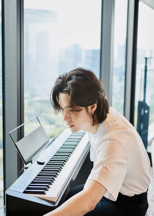 Nam ca sĩ biểu diễn tại Mỹ, Indonesia, Nhật Bản, Thái Lan, Singapore. Ảnh: Instagram.