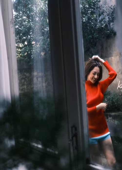 Tháng 5, Bảo Anh lần đầu lên tiếng về việc đã ở ẩn một khoảng thời gian khá dài. Người Lao Động dẫn lời nữ ca sĩ: “Đối với nghệ sĩ, 8 - 9 tháng không phải là một thời gian dài… Đôi khi tôi thấy sự vội vàng đó khiến người nghệ sĩ không đủ thời gian để tìm kiếm bài hát phù hợp, nuôi dưỡng cảm xúc. Thậm chí nếu thời gian nghỉ dù 1 - 2 năm tôi cho là cũng không lâu. Đó là giai đoạn để nghệ sĩ có không gian tìm được thứ họ thực sự muốn đưa đến cho khán giả. Tôi không muốn mình vội vàng, sợ hãi phải ra sản phẩm kẻo khán giả quên, làm thế thì mình không còn là mình nữa”. Ảnh: Người Lao Động.