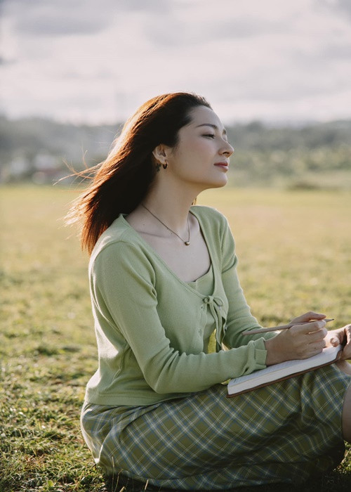“Hồi trẻ người non dạ, tôi không đủ sáng suốt để nhận ra nên mối quan hệ kéo dài vài năm trong vật vã. Tôi không nhớ mình thoát khỏi cuộc tình độc hại đó thế nào”, cô tâm sự. Ảnh: FBNV.