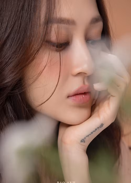 Trong livestream vào tháng 5, Bảo Anh cũng chia sẻ lý do cô kín tiếng đời tư. “Bảo Anh chưa bao giờ trả lời bất cứ thông tin nào liên quan đến đời tư, việc cá nhân. Vì tôi rất sợ đang trong thời điểm ra MV, mọi người sẽ nghĩ đó là chiêu trò để PR cho sản phẩm mới của mình… Nếu đến một giai đoạn nào đó muốn chia sẻ với mọi người, chắc chắn Bảo Anh sẽ chia sẻ bằng tất cả niềm hạnh phúc và chân thành nhất. Chứ không để mọi người phải suy đoán, tò mò để làm gì cả!”, Bảo Anh nói. Ảnh: Người Lao Động.