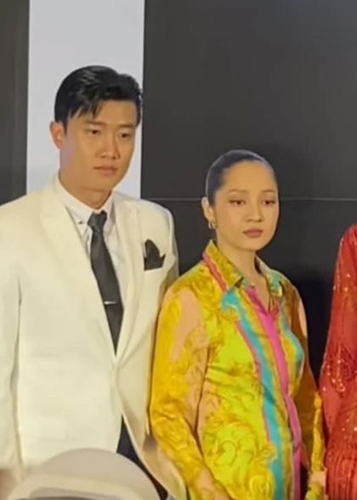 Tháng 8/2022, Bảo Anh vướng tin đồn mang bầu sau khi để lộ vòng hai lùm lùm tại một sự kiện. Nhanh chóng, nữ ca sĩ phủ nhận nghi vấn bầu bí. Vài tháng sau đó, Bảo Anh gần như vắng mặt trong các sự kiện giải trí. Đến tháng 2 vừa qua, lại rộ tin đồn bầu bí của Bảo Anh. Ảnh: Bảo Vệ Công Lý.