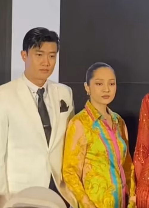 Tháng 8/2022, Bảo Anh vướng tin đồn mang bầu sau khi để lộ vòng hai lùm lùm tại một sự kiện. Nhanh chóng, nữ ca sĩ phủ nhận nghi vấn bầu bí. Vài tháng sau đó, Bảo Anh gần như vắng mặt trong các sự kiện giải trí. Đến tháng 2 vừa qua, lại rộ tin đồn bầu bí của Bảo Anh. Ảnh: Bảo Vệ Công Lý.