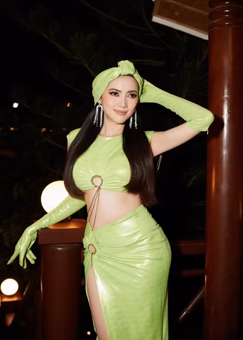 Năm 2018, Phan Thị Mơ chia sẻ, chỉ số hình thể của cô là 90-57-100cm. Ảnh: FBNV.