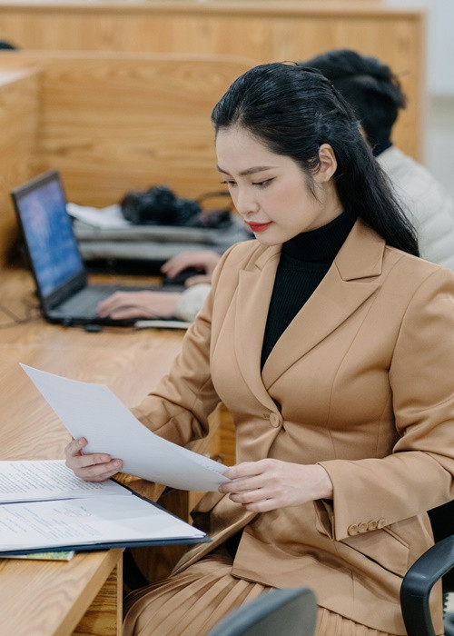 Nông Thúy Hằng thực hiện sứ mệnh của một Hoa hậu các dân tộc Việt Nam. Ngoài ra, cô còn thử sức làm MC. “Tôi không được đào tạo bài bản về dẫn chương trình nhưng cũng có kinh nghiệm làm MC cho các chương trình cả trường”, người đẹp chia sẻ. Ảnh: FBNV.