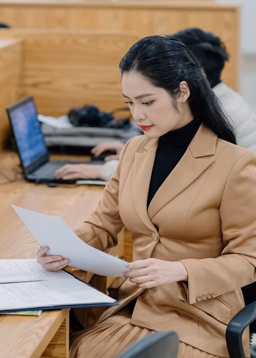 Nông Thúy Hằng thực hiện sứ mệnh của một Hoa hậu các dân tộc Việt Nam. Ngoài ra, cô còn thử sức làm MC. “Tôi không được đào tạo bài bản về dẫn chương trình nhưng cũng có kinh nghiệm làm MC cho các chương trình cả trường”, người đẹp chia sẻ. Ảnh: FBNV.