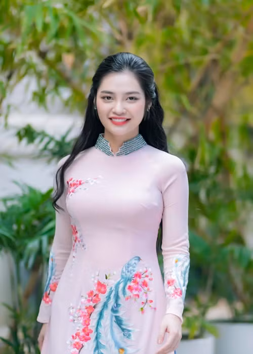 Trong cuộc phỏng vấn với VTV, Nông Thúy Hằng cho biết, cô bị ảnh hưởng nhiều về tâm lý, cảm thấy buồn và hoài nghi về bản thân khi vướng lùm xùm lúc mới đăng quang. Ảnh: FBNV.