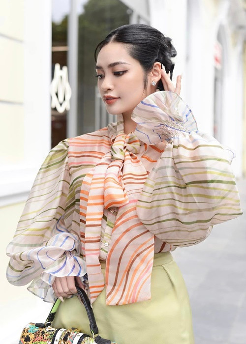 Tuy nhiên, Nông Thúy Hằng giờ đây không còn buồn hay bực tức khi ai đó nhận xét tiêu cực về mình, bởi cô là người của công chúng. “Cái gì cũng có giá của nó, vương miện cũng thế.... Tôi đã từng gồng lên để thanh minh về bản thân nhưng rồi tôi nhận ra với những người vốn không tin tưởng mình thì dù nói gì vẫn là không hợp lý”, cô trải lòng. Ảnh: FBNV.