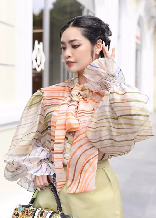 Tuy nhiên, Nông Thúy Hằng giờ đây không còn buồn hay bực tức khi ai đó nhận xét tiêu cực về mình, bởi cô là người của công chúng. “Cái gì cũng có giá của nó, vương miện cũng thế.... Tôi đã từng gồng lên để thanh minh về bản thân nhưng rồi tôi nhận ra với những người vốn không tin tưởng mình thì dù nói gì vẫn là không hợp lý”, cô trải lòng. Ảnh: FBNV.