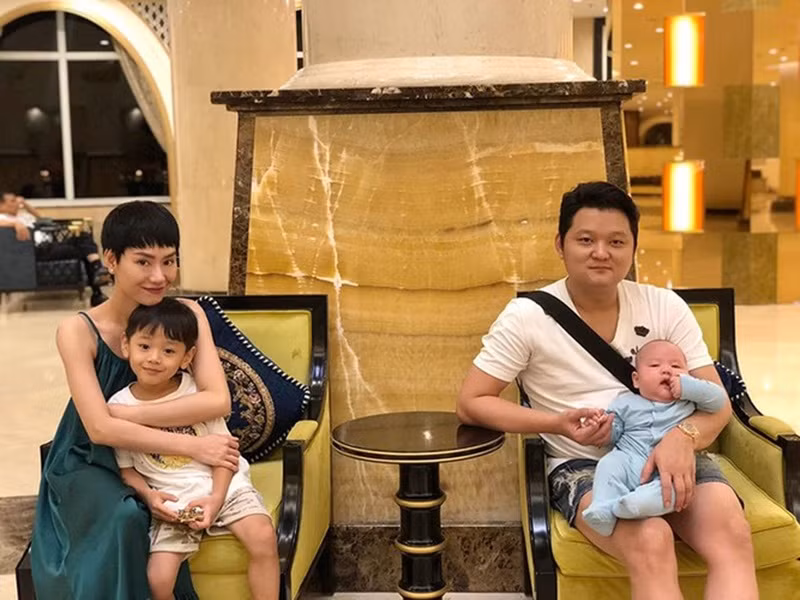 Trà My sinh bé Gia Huy vào tháng 11/2014 và bé Gia Hưng vào năm 2019. Ảnh: FBNV.