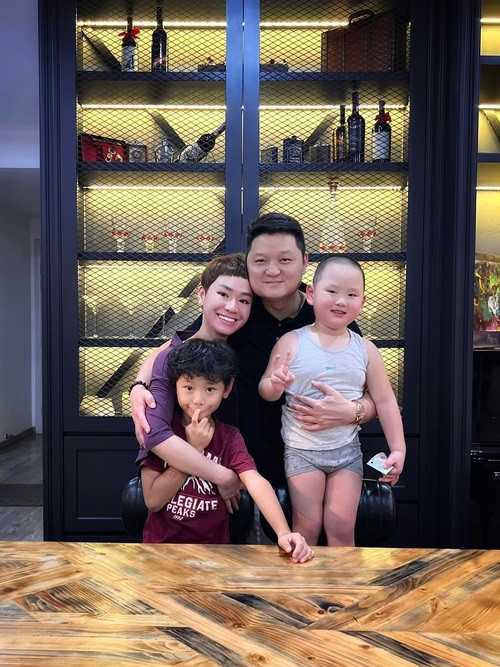 Năm 2016, Trà My tung MV sau hai năm vắng bóng làng nhạc. Thời điểm ra mắt sản phẩm âm nhạc, cô chia sẻ trên Dân Trí, khi cô không đi diễn, không có thu nhập thì chồng là người luôn sát cánh để ủng hộ cô về mọi mặt, cả vật chất lẫn tinh thần. Năm 2017, Trà My tiếp tục tung MV. Tuy nhiên, sau đó, nữ ca sĩ một lần nữa tạm dừng hoạt động nghệ thuật để chăm sóc các con và công việc gia đình. Ảnh: FBNV.