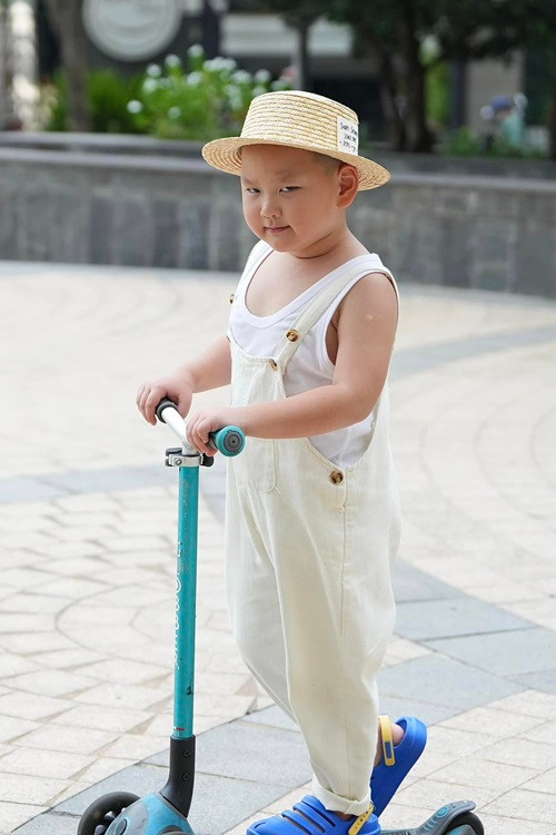 Bé Gia Hưng có gương mặt với nhiều biểu cảm đáng yêu. Cậu nhóc được nhiều người ưu ái gọi là "cây hài nhí" trong dàn nhóc tì nhà sao Việt. Ảnh: FBNV.