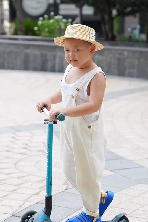 Bé Gia Hưng có gương mặt với nhiều biểu cảm đáng yêu. Cậu nhóc được nhiều người ưu ái gọi là "cây hài nhí" trong dàn nhóc tì nhà sao Việt. Ảnh: FBNV.