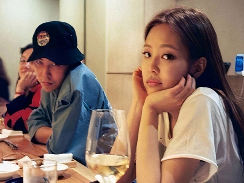 G-Dragon hiện tại vẫn độc thân. Anh từng vướng nghi vấn tình ái với các người đẹp như: ca sĩ Sohee (Wonder Girls), ca sĩ Taeyeon (SNSD), ca sĩ Dara (2NE1), ca sĩ Jooyeon (After School), người mẫu Nhật Bản Nana Komatsu, người mẫu Nhật Bản Kiko Mizuhara, ca sĩ Jennie (nhóm Blackpink). Ảnh: VTV.