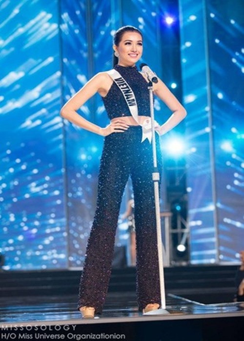 Khi tham gia Miss Universe 2016 - Hoa hậu Hoàn vũ Thế giới 2016, Á hậu Lệ Hằng nhận được hỏi về cảm nhận ngay lúc này bằng tiếng Anh từ phóng viên. Đại diện Việt Nam tỏ vẻ không hiểu và hồn nhiên hỏi ngược lại phóng viên bằng tiếng Việt: "Cái gì?". Ảnh: Missosology.