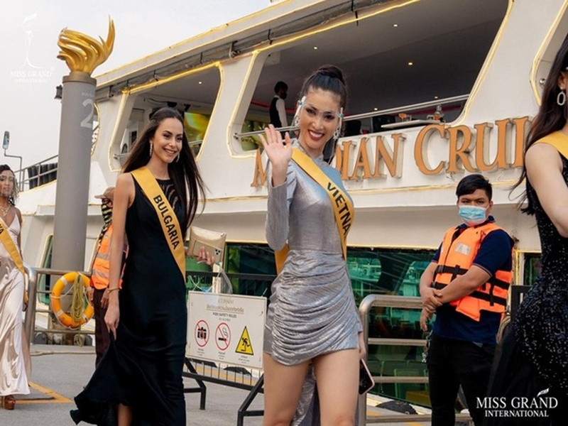 Khi tham gia Miss Grand International 2020 - Hoa hậu Hòa bình Quốc tế 2020, Á hậu Ngọc Thảo lộ hạn chế về khả năng tiếng Anh. Trong một clip chào hỏi với khán giả, người đẹp bị cư dân mạng chỉ ra các lỗi sai về ngữ pháp lẫn phát âm. Ảnh: Miss Grand International