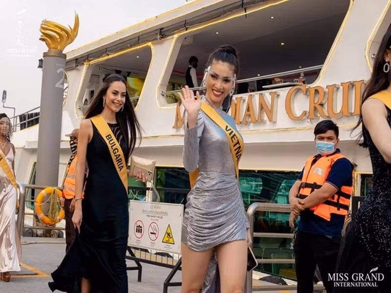 Khi tham gia Miss Grand International 2020 - Hoa hậu Hòa bình Quốc tế 2020, Á hậu Ngọc Thảo lộ hạn chế về khả năng tiếng Anh. Trong một clip chào hỏi với khán giả, người đẹp bị cư dân mạng chỉ ra các lỗi sai về ngữ pháp lẫn phát âm. Ảnh: Miss Grand International
