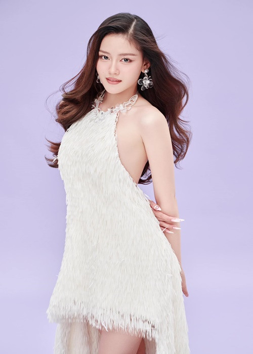 Á hậu Thanh Ngân giới thiệu bản thân bằng tiếng Anh kém lưu loát. Ngoài ra, khi nhận câu hỏi: “Điều gì ở hiện tại mà bạn ước là mình đã biết trước đó 5 năm?”, cô đáp lại bằng tiếng Việt. Câu trả lời sau đó được phiên dịch hỗ trợ. Ảnh: FBNV.