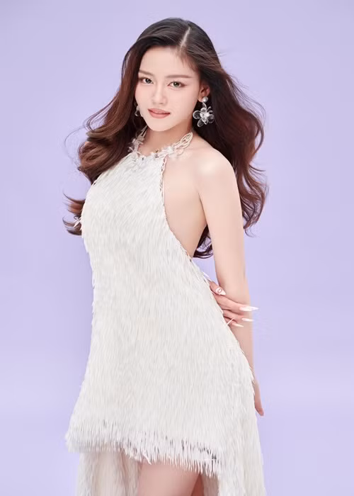 Á hậu Thanh Ngân giới thiệu bản thân bằng tiếng Anh kém lưu loát. Ngoài ra, khi nhận câu hỏi: “Điều gì ở hiện tại mà bạn ước là mình đã biết trước đó 5 năm?”, cô đáp lại bằng tiếng Việt. Câu trả lời sau đó được phiên dịch hỗ trợ. Ảnh: FBNV.