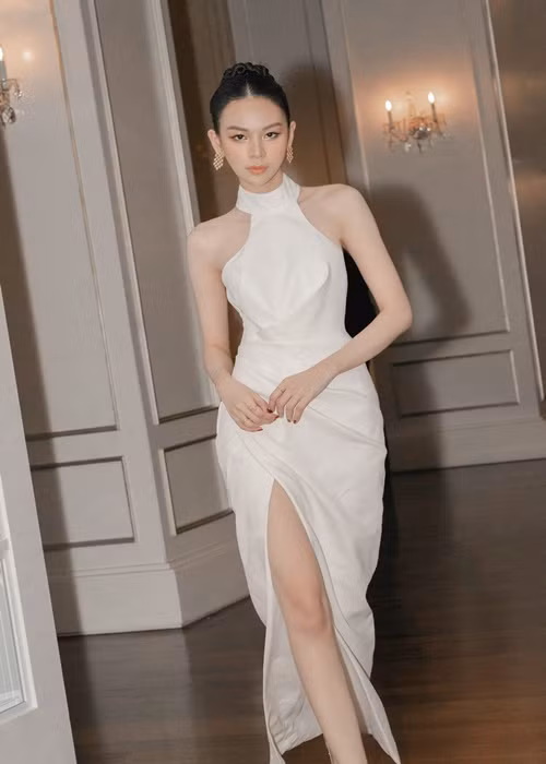 Năm 2021, Phí Phương Anh lấn sân sang lĩnh vực ca hát. MV mới nhất của cô là Mùa hè năm ấy ra mắt đầu tháng 6. Tới nay, Phí Phương Anh chưa có sản phẩm gây ấn tượng cũng như giọng hát không được đánh giá cao. Ảnh: FBNV.