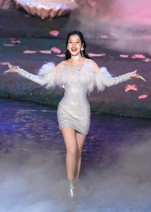 Sự nghiệp của Chi Pu đang lên như diều gặp gió. Gần đây, cô gây chú ý khi tham gia show Trung Quốc Tỷ tỷ đạp gió rẽ sóng.