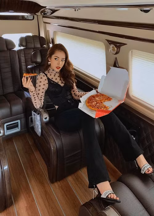 Năm 2015, Chi Pu tậu xe hơi gần 2 tỷ đồng. Năm 2018, cô mua một chiếc xe hơi hạng sang để thuận tiện cho việc di chuyển xa.