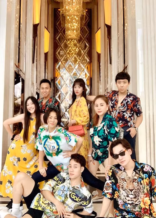 Nữ ca sĩ Thu Minh thường xuyên có những buổi tụ tập ăn uống, du lịch cùng nhóm của Trấn Thành. Ảnh: FBNV.